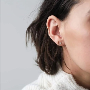 Set di orecchini geometrici placcati in oro con ear cuff e borchie minimaliste