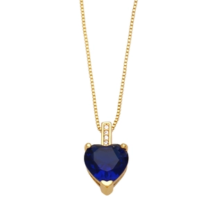 Détail du pendentif en zircon bleu en forme de cœur sur une fine chaîne dorée