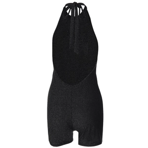 Détail du tissu pailleté noir du combishort dos nu avec une coupe ajustée sexy
