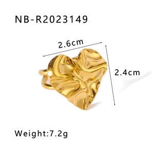 Macro detail of heart-shaped gold ring featuring a 2.6cm x 2.4cm hammered texture surface
