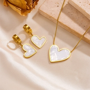 Detailansicht von Halskette und Herzohrringen aus vergoldetem Edelstahl Schmuckset.