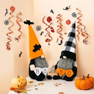 Dettaglio di gnomi di Halloween con bandiere BOO e decorazioni festive con zucche