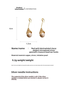 Vue détaillée des boucles d'oreilles dorées de 6cm avec perles, zircons et dimensions