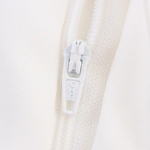 Vue macro détaillée de la fermeture éclair en métal blanc sur le pantalon élégant
