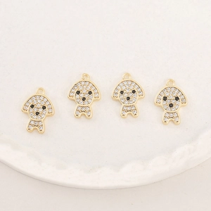 Pendentifs caniche dorés avec pierres précieuses pour bijoux DIY sur plateau blanc