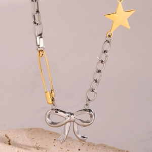 Collar de lazo bicolor en acero inoxidable con colgantes de estrella y alfiler