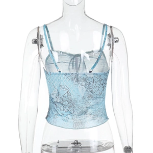 Rückansicht eines hellblauen Camisole-Oberteils mit Blumendruck und Vintage-Spitzenmuster