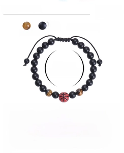 Detailansicht eines Basketball-Armbands mit matten schwarzen Perlen und Tigerauge