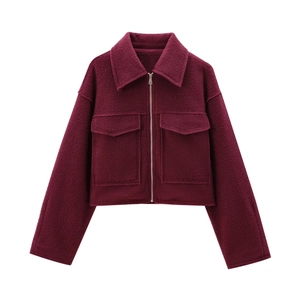 Détail de la veste courte bordeaux en laine avec poches à rabat et fermeture éclair
