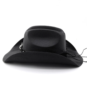 Détail d'un chapeau de cowboy en paille noire avec large bord et boucle en métal argenté