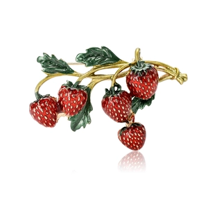 Creative enamel strawberry brooch in gold metal with red and green fruit design