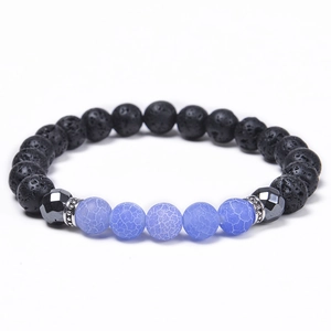 Makroansicht von 8mm Vulkanstein und blauem Achat Perlenarmband mit Metall-Abstandshaltern