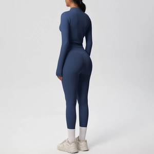 Vue détaillée du legging taille haute et de la veste de yoga montrant l'effet galbant