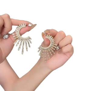 Boucles d'oreilles fleuries dorées en forme de C avec des pierres en zircone cubique
