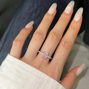 Gros plan d'une bague avec zircon rose à coupe rectangulaire et pavé sur argent