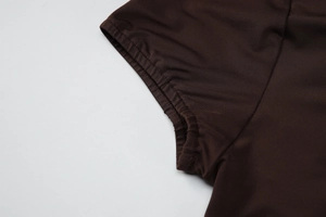 Détail de la manche tricotée marron chocolat avec bordure élastique froncée