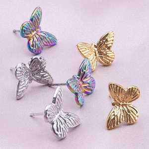 Dettaglio degli orecchini a farfalla in acciaio inossidabile 304 nei colori oro e argento