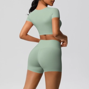Detailansicht von nahtlosen High-Waist Yoga-Shorts und Crop-Top in Minzgrün