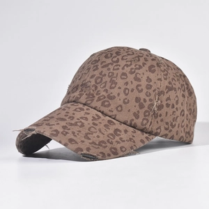 Dettaglio del cappellino leopardato con bordo sfrangiato effetto usato e stile vintage