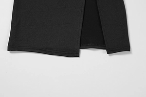 Detailopname van de zwarte bodycon jurk met zijsplit en hoogwaardige dubbele stiksels