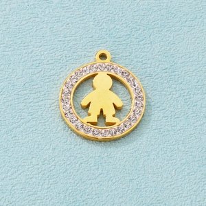 Vue détaillée du pendentif garçon plaqué or avec contour en cristaux brillants