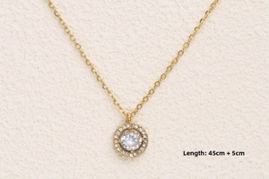 Détail du collier plaqué or 18K avec pendentif rond et mesure de 45cm+5cm de long