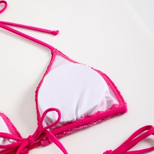 Dettaglio del top bikini rosa con fodera in rete traspirante e imbottitura interna