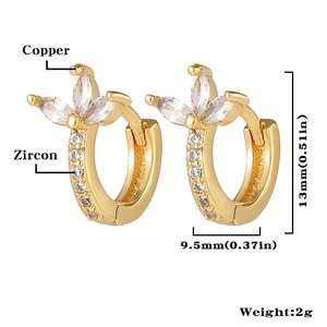 Vista detallada de pendientes de cobre chapados en oro 18K con circonitas de 13mm por 9,5mm