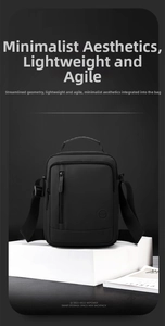Détail d'un sac bandoulière noir minimaliste avec fermetures éclair sur un support