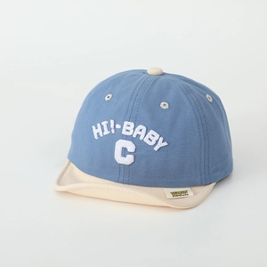 Detail der HI! BABY C Bestickung auf blau-beiger Baumwoll-Babykappe mit Schirm
