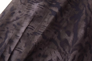 Primer plano de tela de vestido midi vintage con texturas marrón oscuro y brillo seda