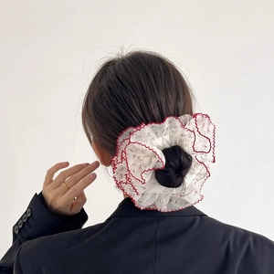 Chouchou fleuri surdimensionné avec bordure en dentelle rouge, style frais et doux