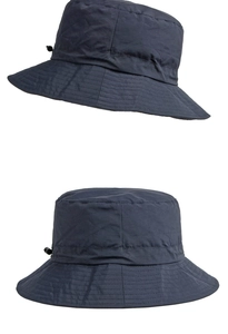 Dettaglio del cordoncino regolabile e tessuto impermeabile ripstop sul cappello outdoor