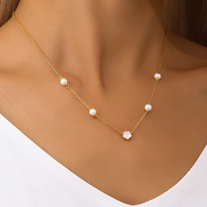 Dettaglio collana in argento S925 con ciondolo a fiore, perle bianche e madreperla