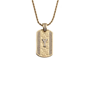 Détail du pendentif rectangulaire doré avec lettre Y argentée et pierres de zircone cubique