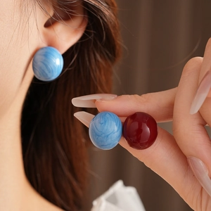 Detailansicht der Retro-Ohrstecker in blauem Marmor und dunklem Rot für Damen
