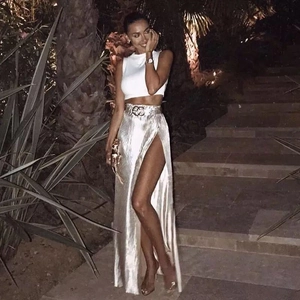 Elegante set con crop top bianco e gonna lunga argento metallizzato con spacco alto