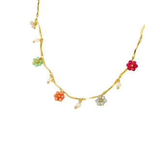 Collier fleurs en perles colorées avec chaîne dorée et perles sur fond blanc