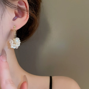 Elegante weiße Blumenohrringe mit goldenen Kettasten für einen schicken femininen Stil