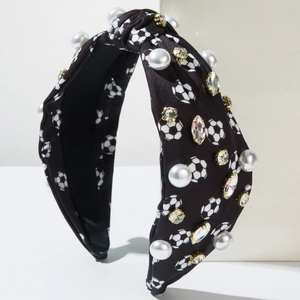 Détail du bandeau avec imprimé football, strass brillants et perles blanches élégantes