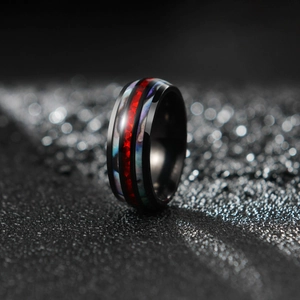 Vue détaillée bague homme en titane noir avec opale rouge et incrustations de nacre colorée