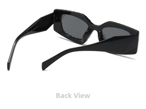 Détail de lunettes de soleil noires avec perles blanches et code modèle sur la branche