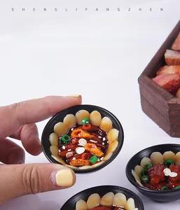 Vista dettagliata di un portachiavi a forma di cibo con ingredienti in resina realistici