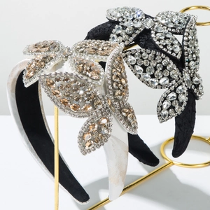 Eleganti cerchietti barocchi con grandi farfalle di strass su supporti bianchi