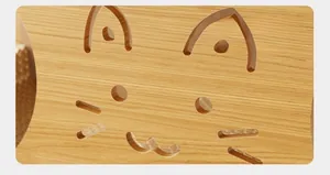 Gros plan sur une niche pour chat en bois avec découpe décorative en forme de chat