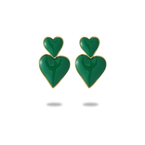 Dettaglio di orecchini a doppio cuore in smalto verde scuro e bordo dorato 18K