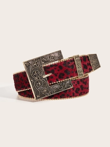 Détail de la ceinture à motif léopard avec une boucle en métal doré gravé