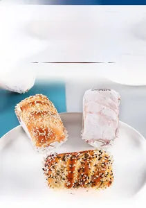 Makro-Detail von künstlichem Brot mit Sesambelag und realistischer Textur auf einem Teller