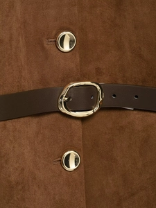 Vue détaillée du blazer en daim marron avec ceinture en cuir et boucle dorée