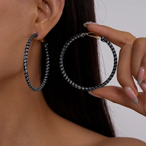 Créoles minimalistes en cuir noir avec imprimé lettres blanches et crochets dorés fins